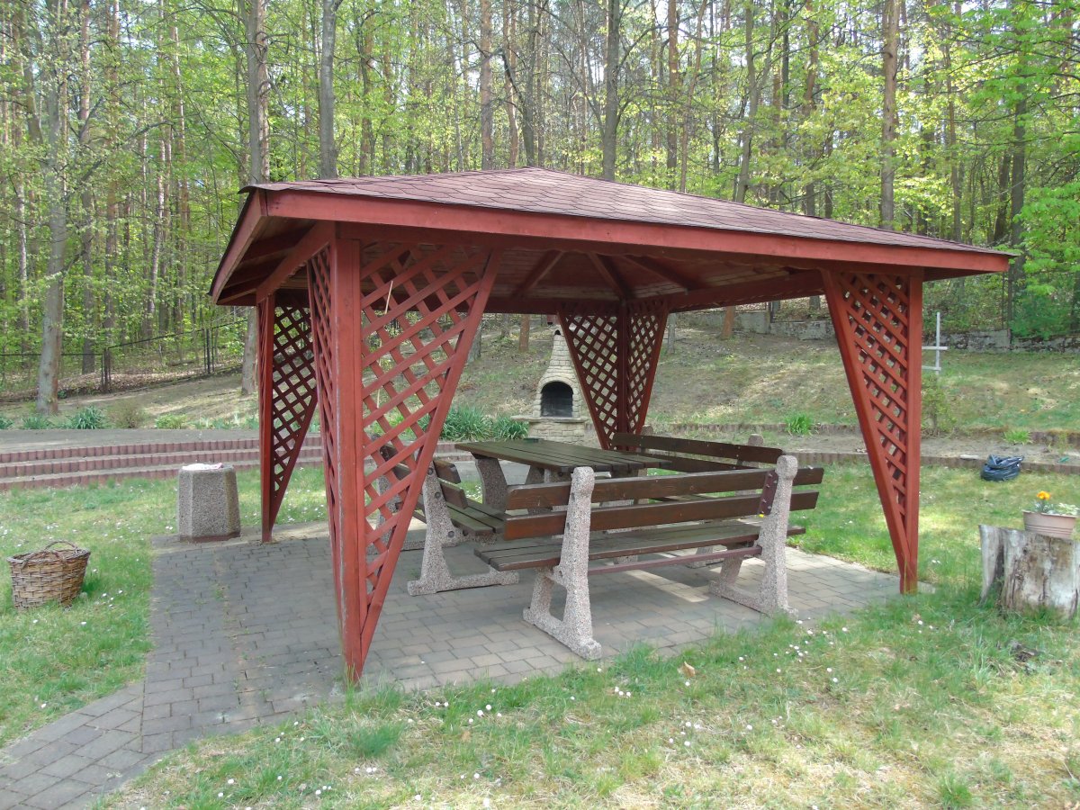 Otoczenie  ŚDS w CHrzanowie - ogród prywatny, altanka