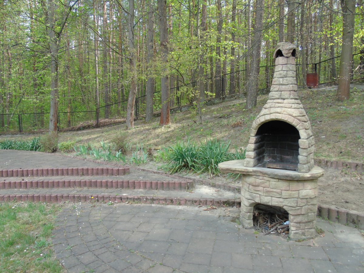 Otoczenie  ŚDS w CHrzanowie - ogród prywatny, gril